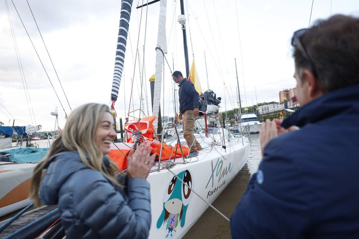 EN IMÁGENES: Así fue la llegada de Juan Merediz al puerto deportivo de Avilés tras batir el récord de la Ruta del Descubrimiento