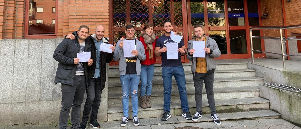 Sseis trabajadores de Laminados Aller que en marzo pactaron su despido improcedente justo antes de la vista.