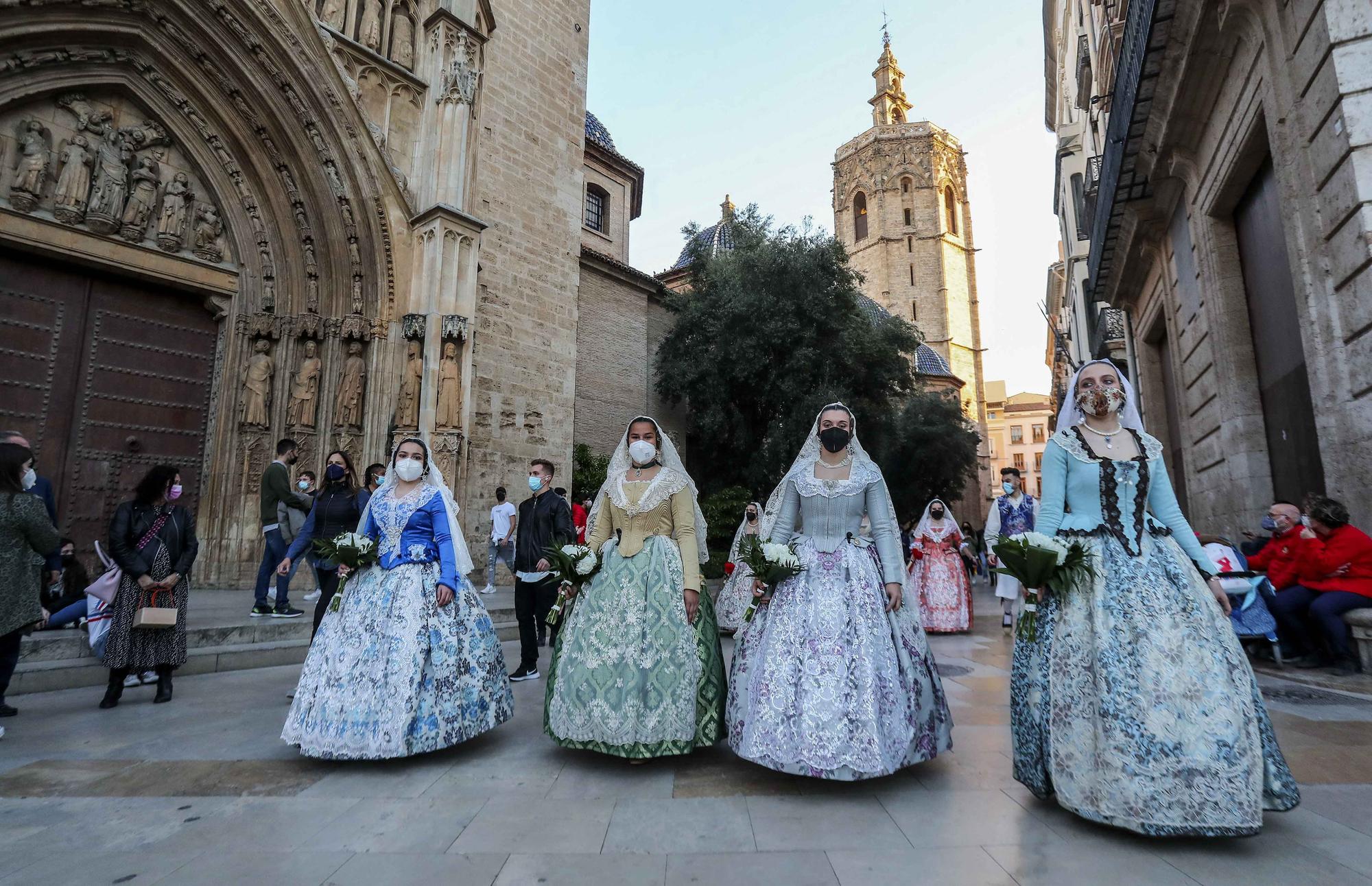 Flores de los falleros a la Virgen en el primer día de la "no ofrenda"