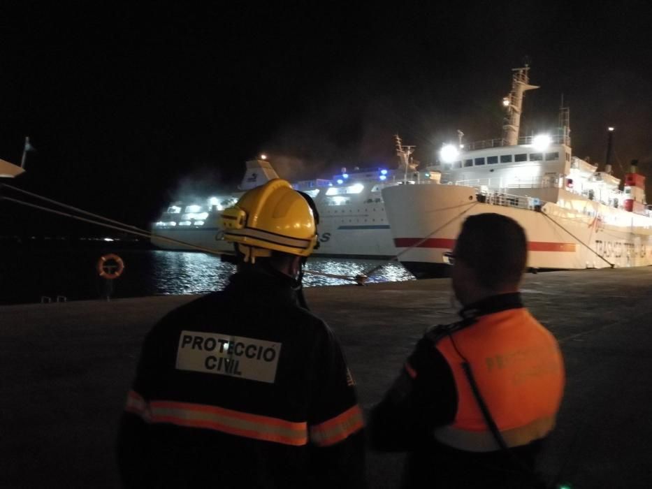 Fähre legt nach einem Brand in Port d'Alcúdia an