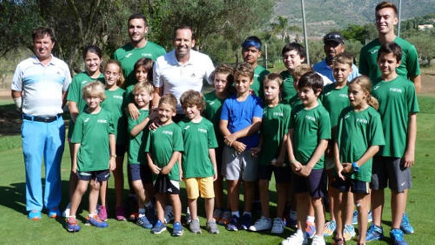 Sergio García posa con los jóvenes participantes del campus.