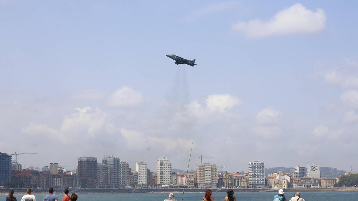 VÍDEO: Los aviones ya entrenan en Gijón para el espectáculo áereo de este domingo