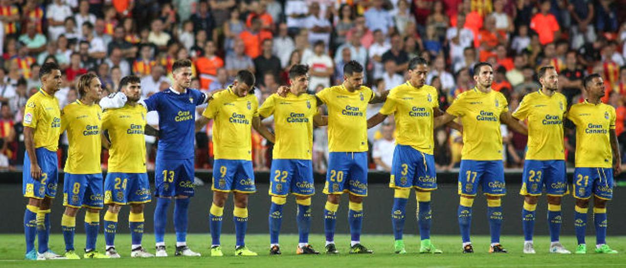 Formación de la UD Las Palmas en el estreno de la temporada en Mestalla el pasado mes de agosto.