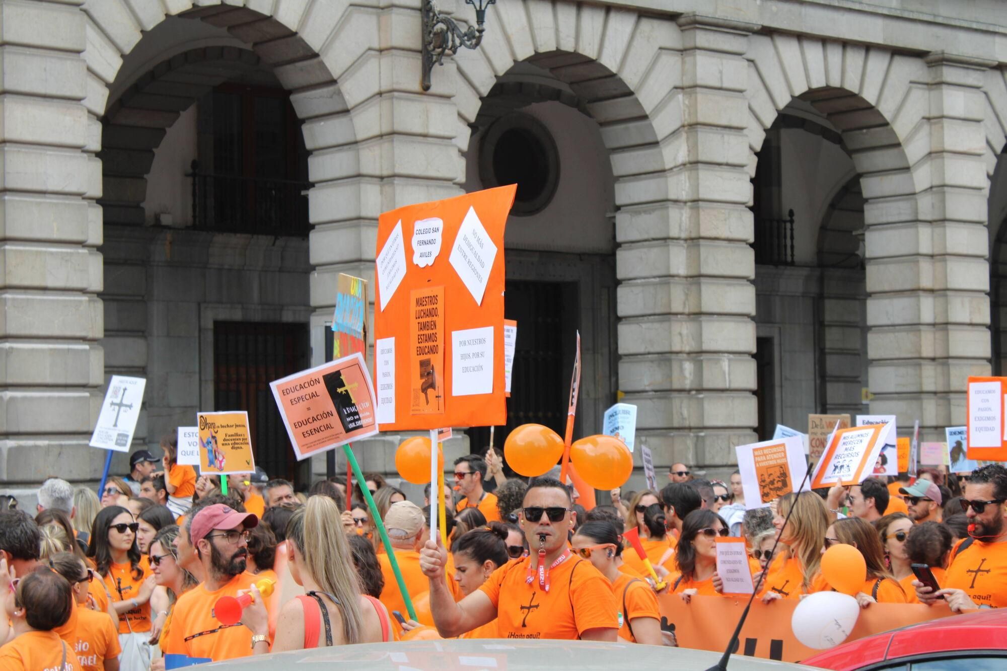 Así fue la multitudinaria marcha naranja de la concertada en Asturias