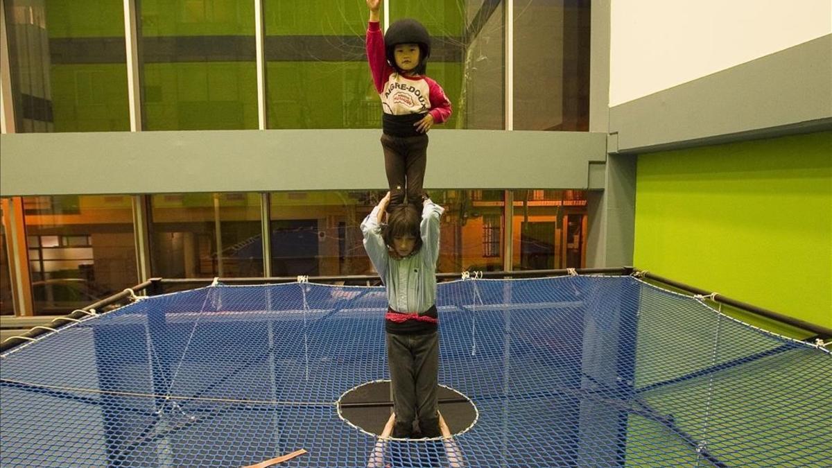 Un pilar de los Castellers de Sants en un ensayo con redes protectoras.