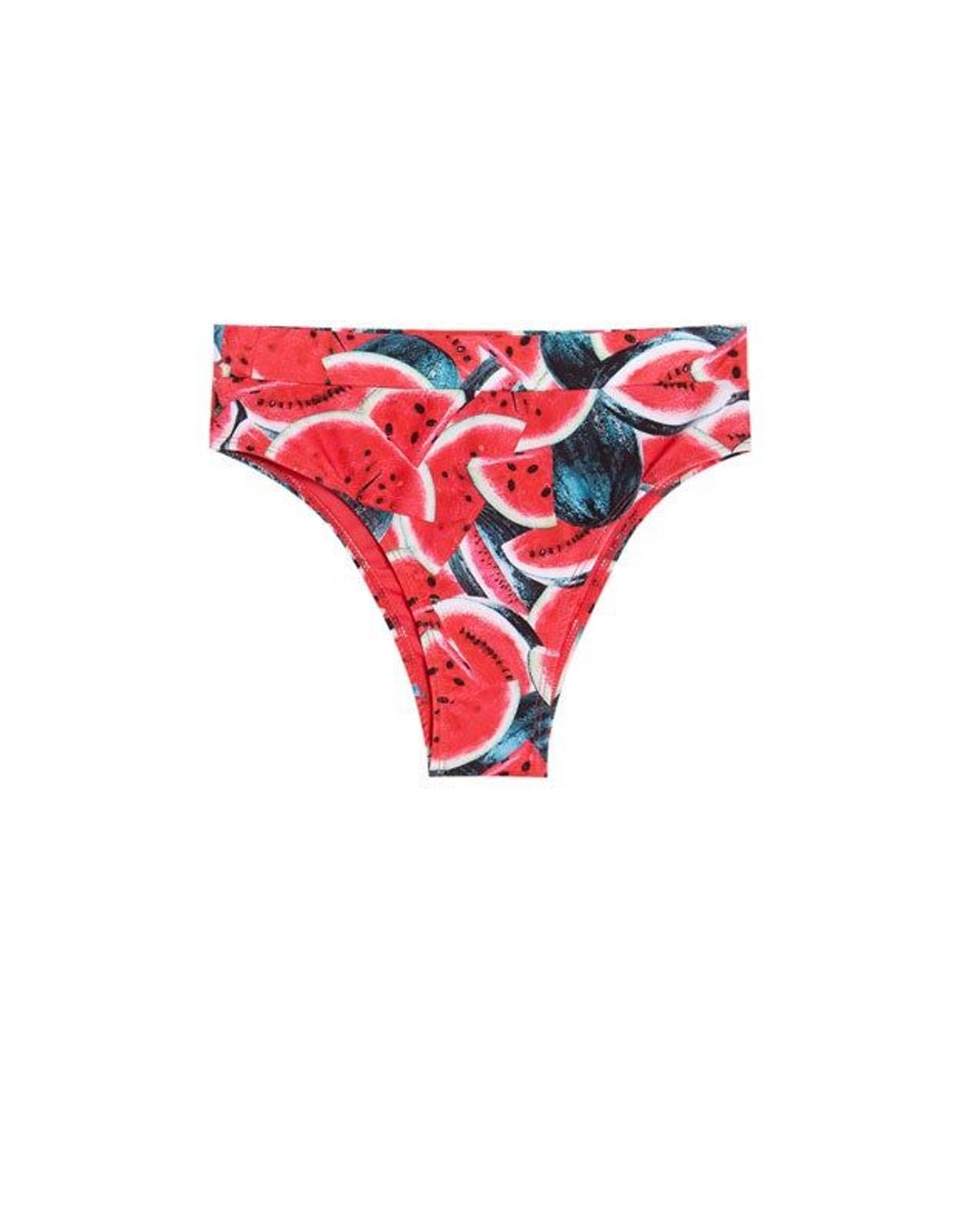 Braguita de bikini con estampado de sandías de Pull&amp;Bear. (Precio: 9, 99 euros)