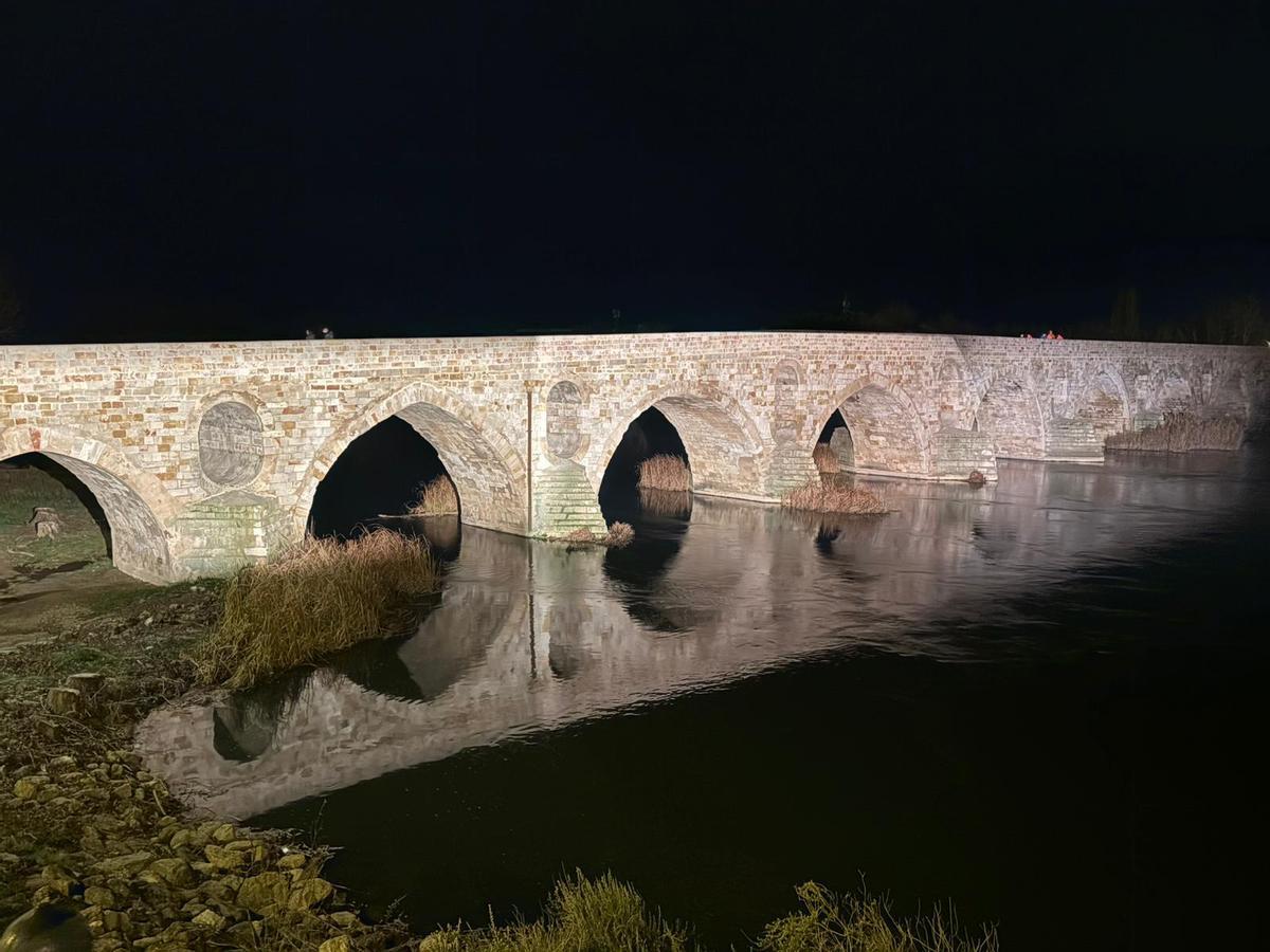 Prueba de iluminación exterior del Puente de Piedra realizada el martes por la noche.
