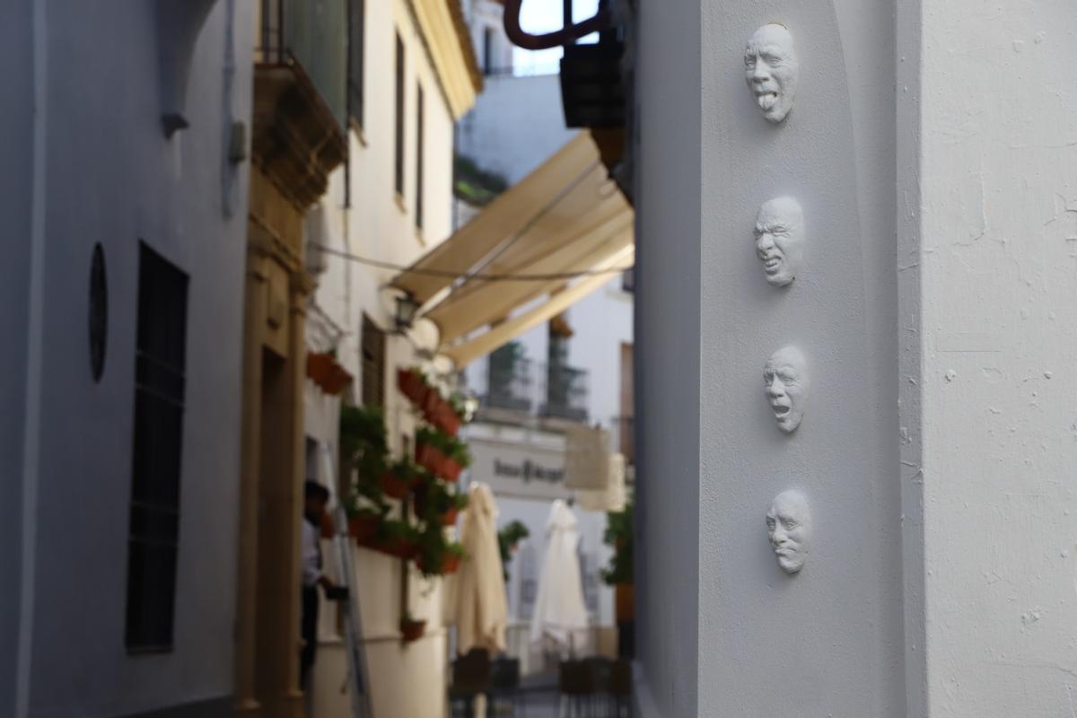 Caras de arcilla realizadas de forma anónima en la calle Caldereros, junto a la Cruz del Rastro.