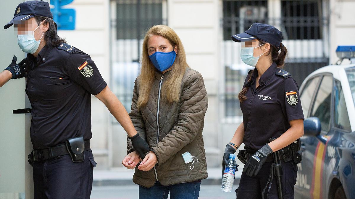 Conchi Martín, conocida como la viuda negra, a su llegada ayer a la tercera sesión del juicio.