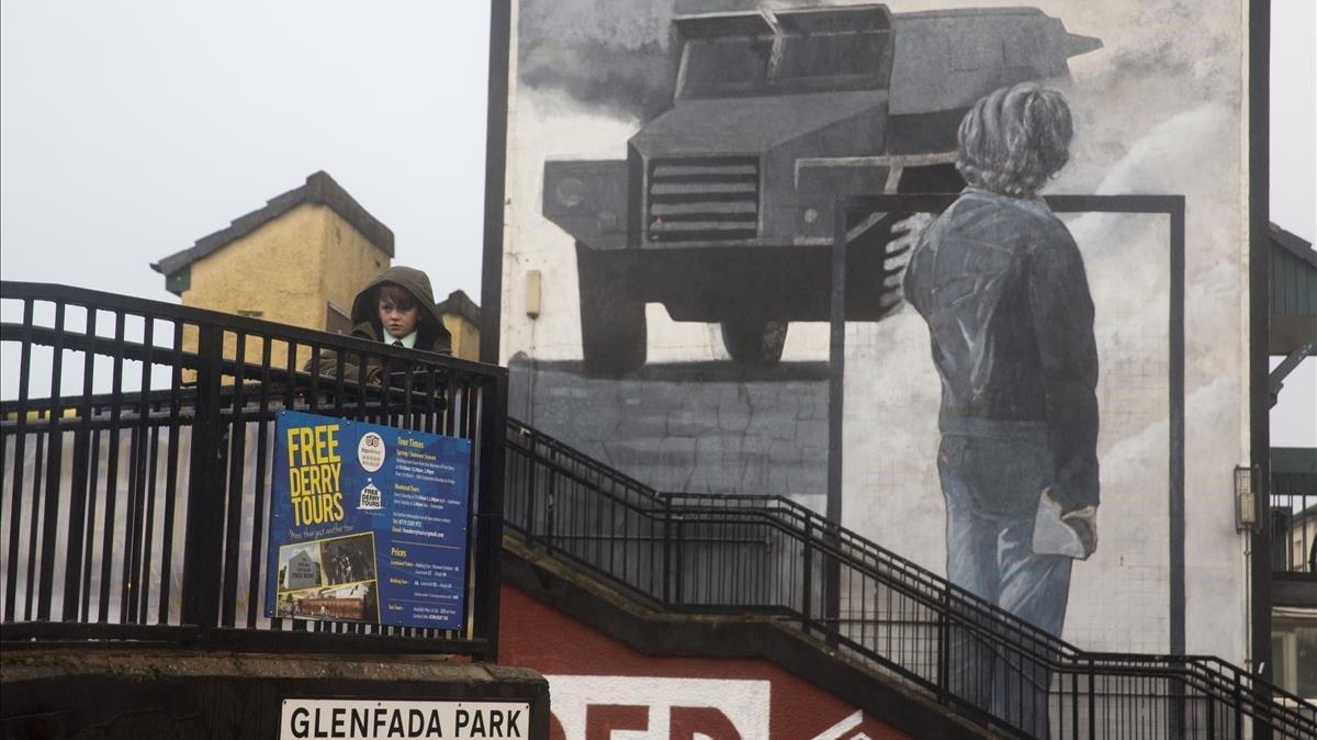 zentauroepp45959048 derry irlanda 07 11 2018 murales conmemorativos de los enfre191105200829