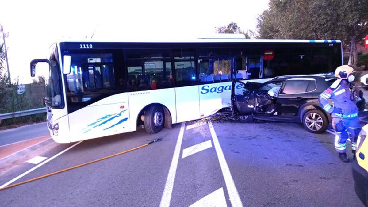 Choque entre un coche y un autocar en Argentona