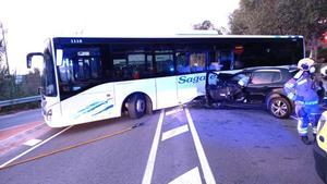 Choque entre un coche y un autocar en Argentona.