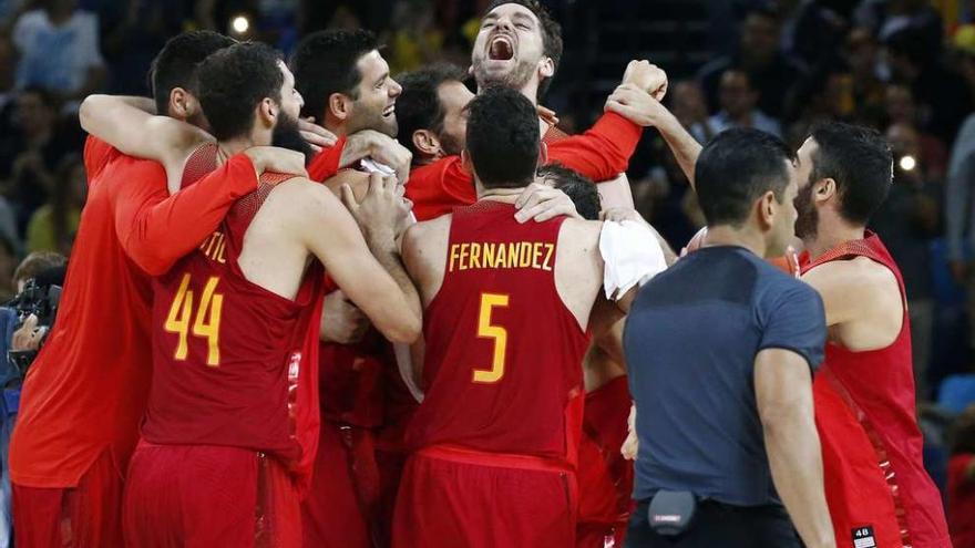 Los jugadores de la selección española celebran su victoria.