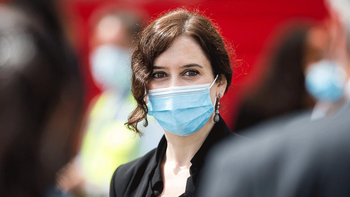 Isabel Díaz Ayuso, presidenta de la Comunidad de Madrid, durante un acto de homenaje a los 'héroes del coronavirus' celebrado en la Puerta del Sol el 2 de mayo