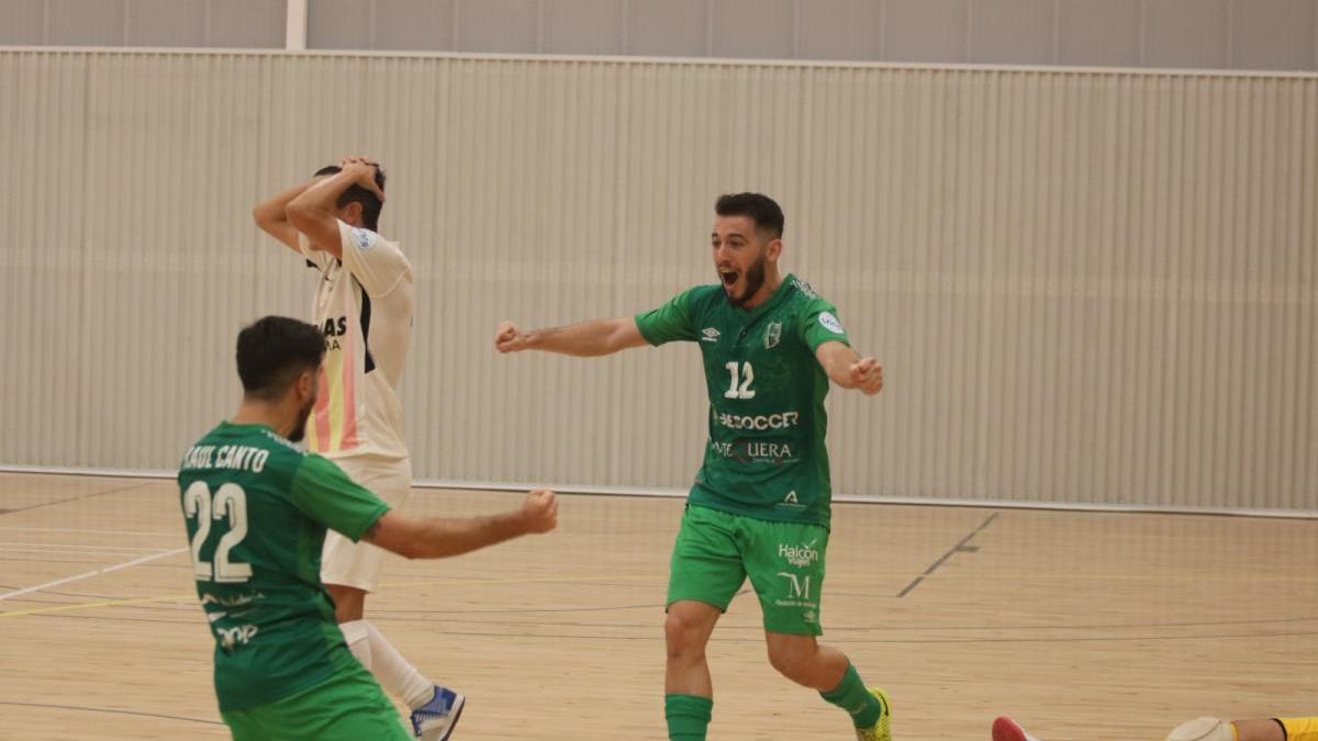 El conjunto universitario celebra el empate in extremis.