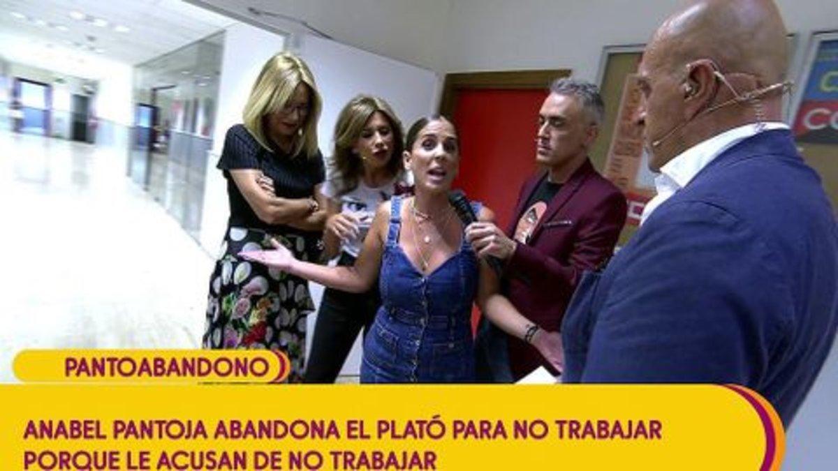 Los colaboradores de 'Sállvame' intentando convencer a Anabel Pantoja en los pasillos de Telecinco
