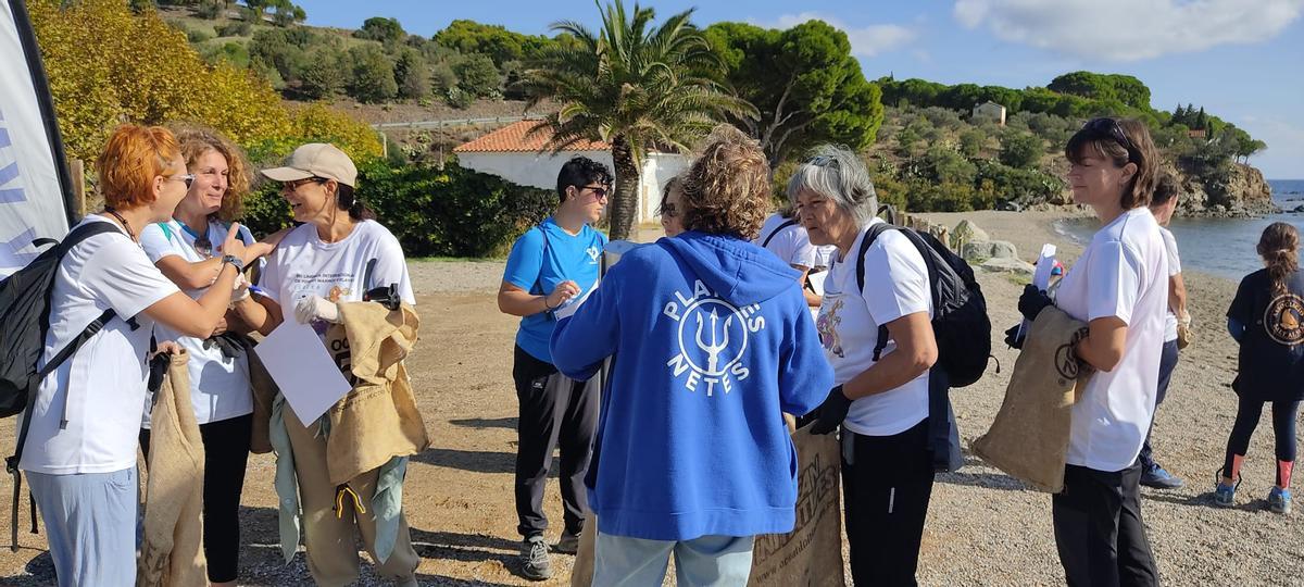 Voluntaris a la platja de Garbet