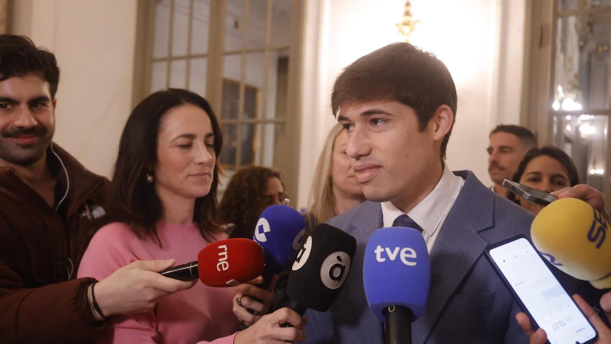 Borja Sanjuán parla davant de la premsa abans del ple d’ahir