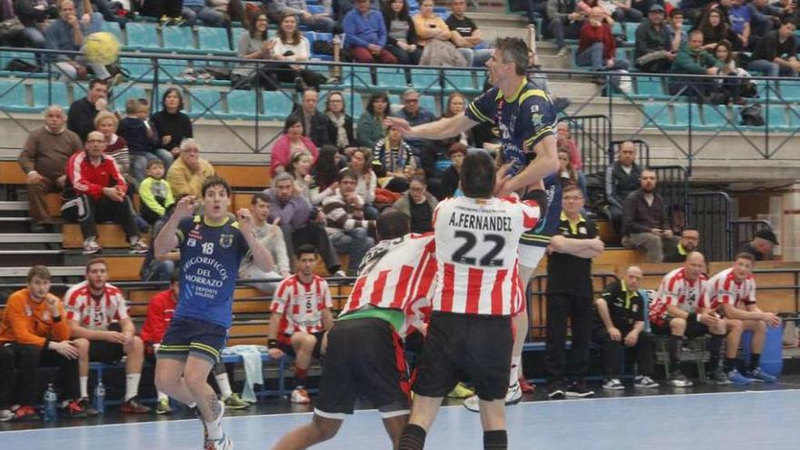 Eloy y Muratovic, en una acción del partido ante el Fertiberia Puerto Sagunto. // Santos Álvarez