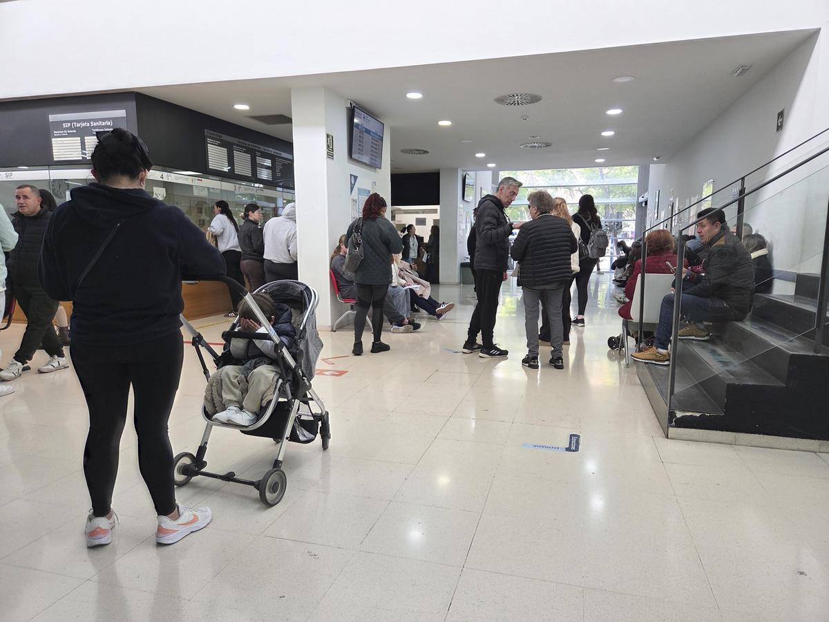 Personas esperando en plena huelga de médicos en el centro de salud de Campoamor-Plaza de América
