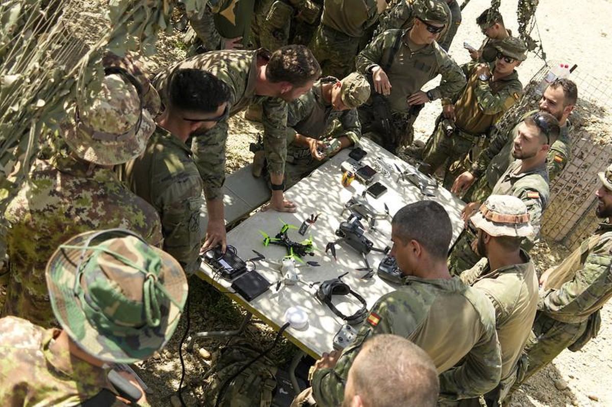 Un grupo de legionarios en una reunión operativa en ejercicios de combate en el desierto que tuvieron lugar la pasada semana