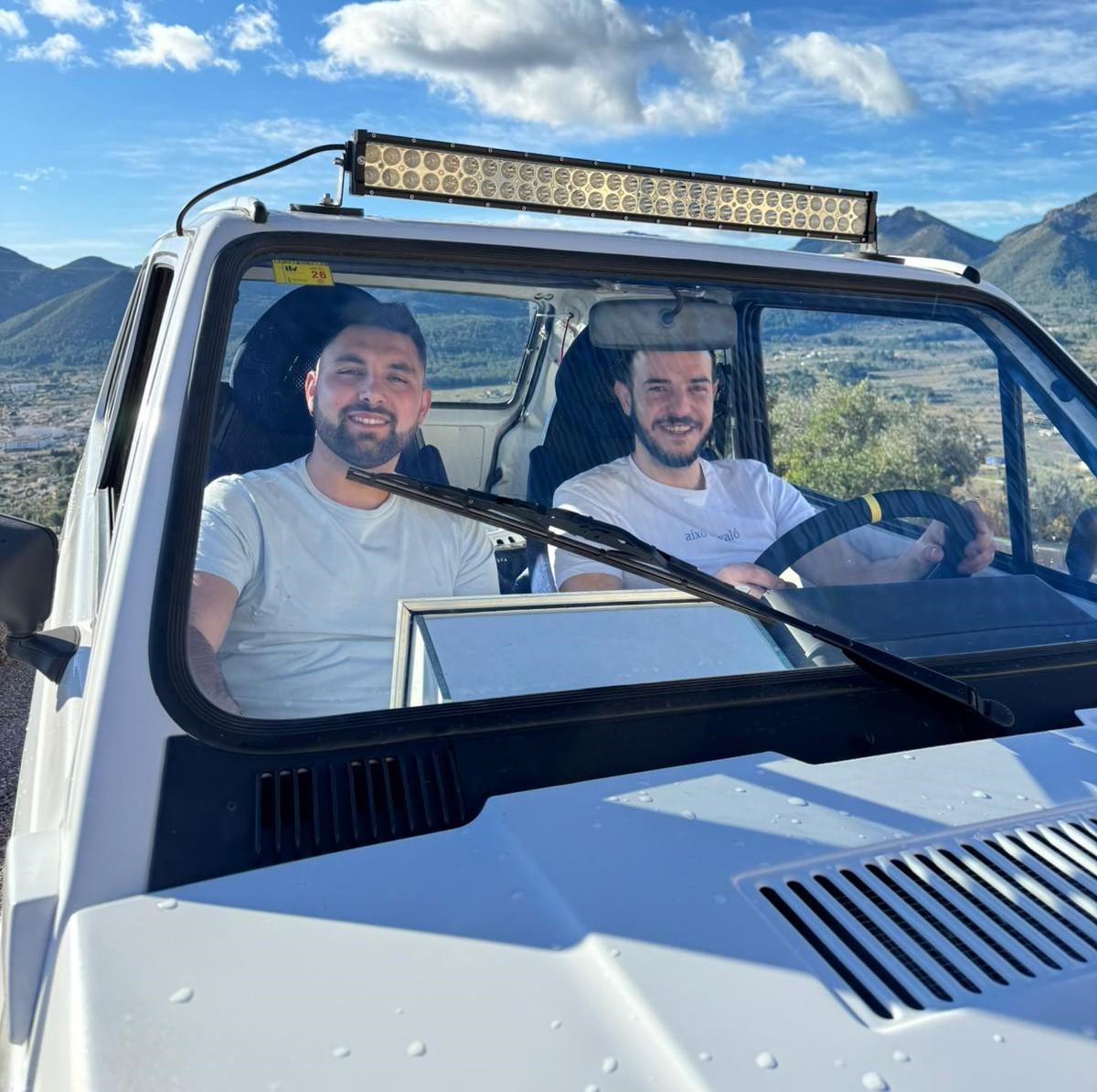 Marc i David, los dos jóvenes de Xaló participantes de un rally solidario.