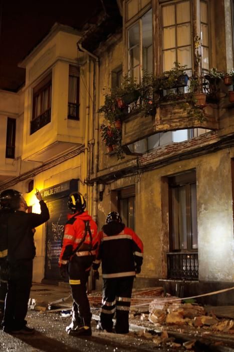 Herida una mujer al caer de un balcón en Gijón