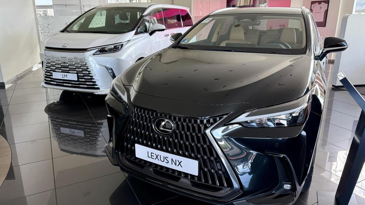 Dos vehicles Lexus al concessionari de Sabadell