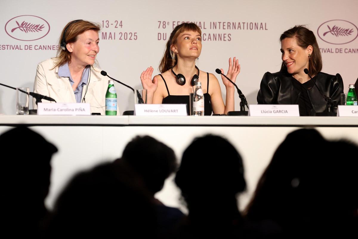 Carla Simón y el equipo de Romería posan en Cannes
