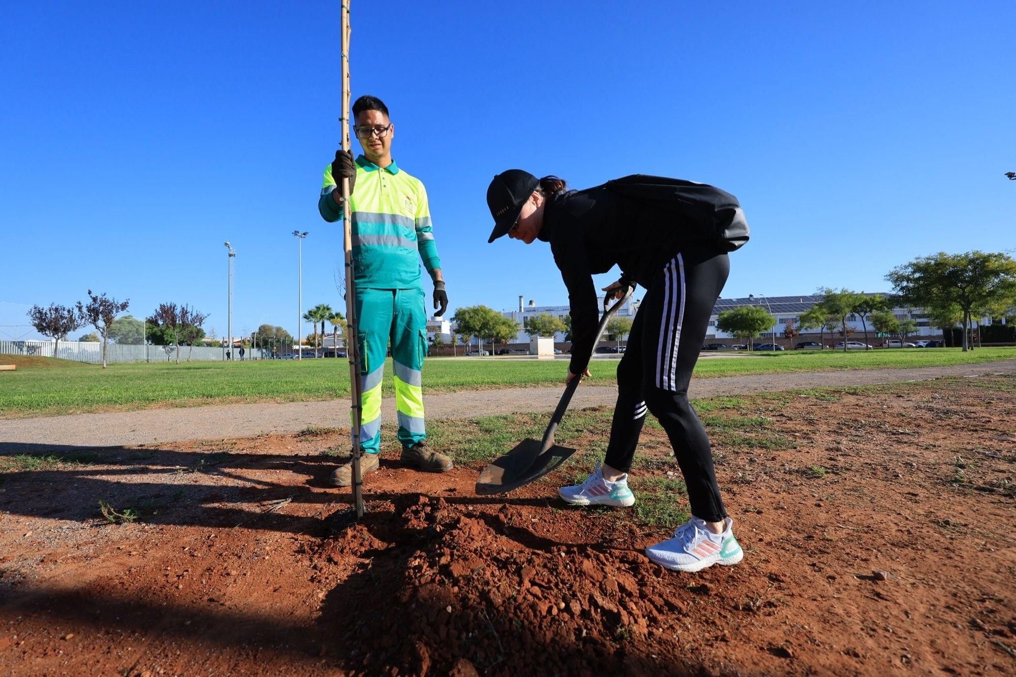  Éxito de la plantación de árboles por parte de personal y familias de Pamesa Grupo Empresarial en la Ciutat Esportiva Municipal de Vila-real que ha tenido lugar en la mañana. de este sábado La acción, que forma parte de la Responsabilidad Social Corporativa del grupo, está incluida en la programación del 20.º Mes de la Sostenibilidad de la Concejalía de Medio Ambiente.