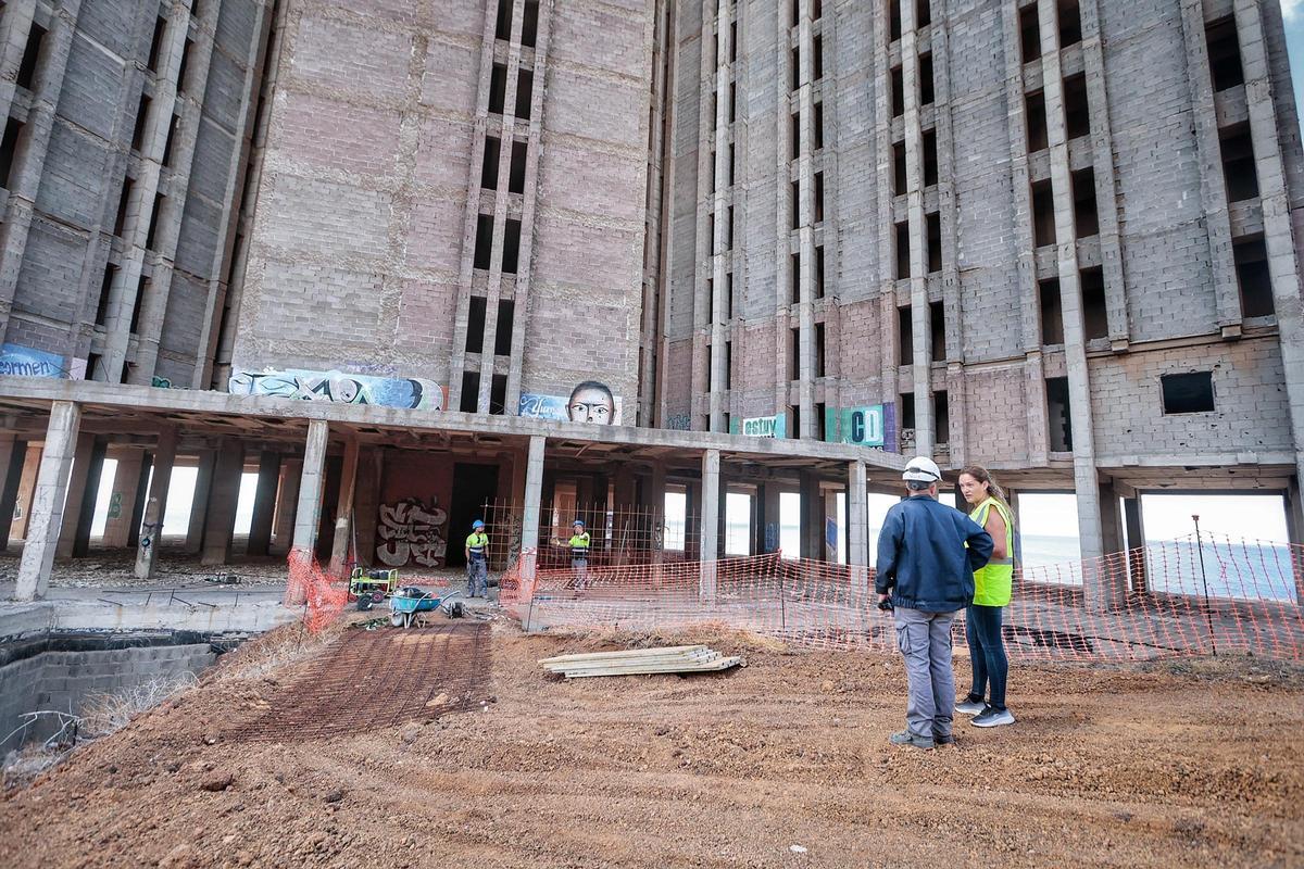 Trabajos de demolición de las escaleras de los pisos bajos del mamotreto de Añaza