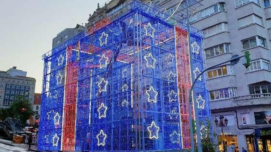 La caja de regalo iluminada en Gran Vía. // Marta G. Brea