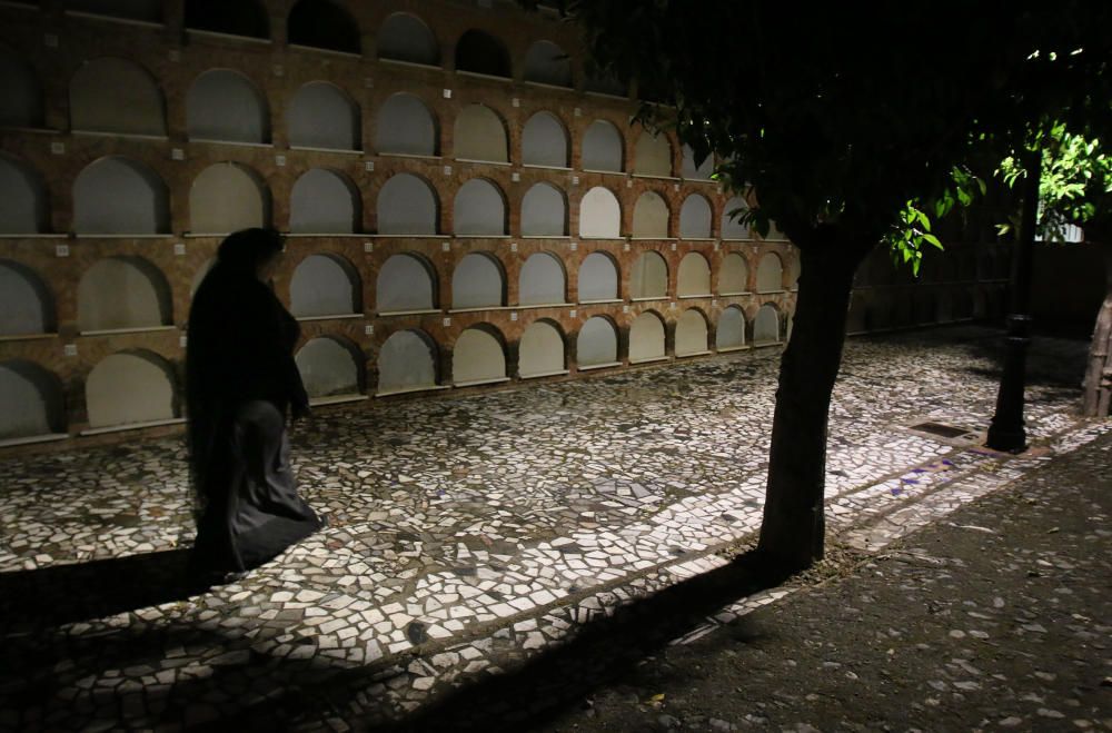 El grupo de teatro de Eduardo Nieto ofreció el pasado fin de semana 'Tiempo de misterio', una visita teatralizada al Cementerio de San Miguel