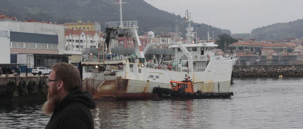 Maniobra de atraque ayer del “Novaya Zemlya”, en Frigoríficos del Morrazo. / SANTOS ÁLVAREZ