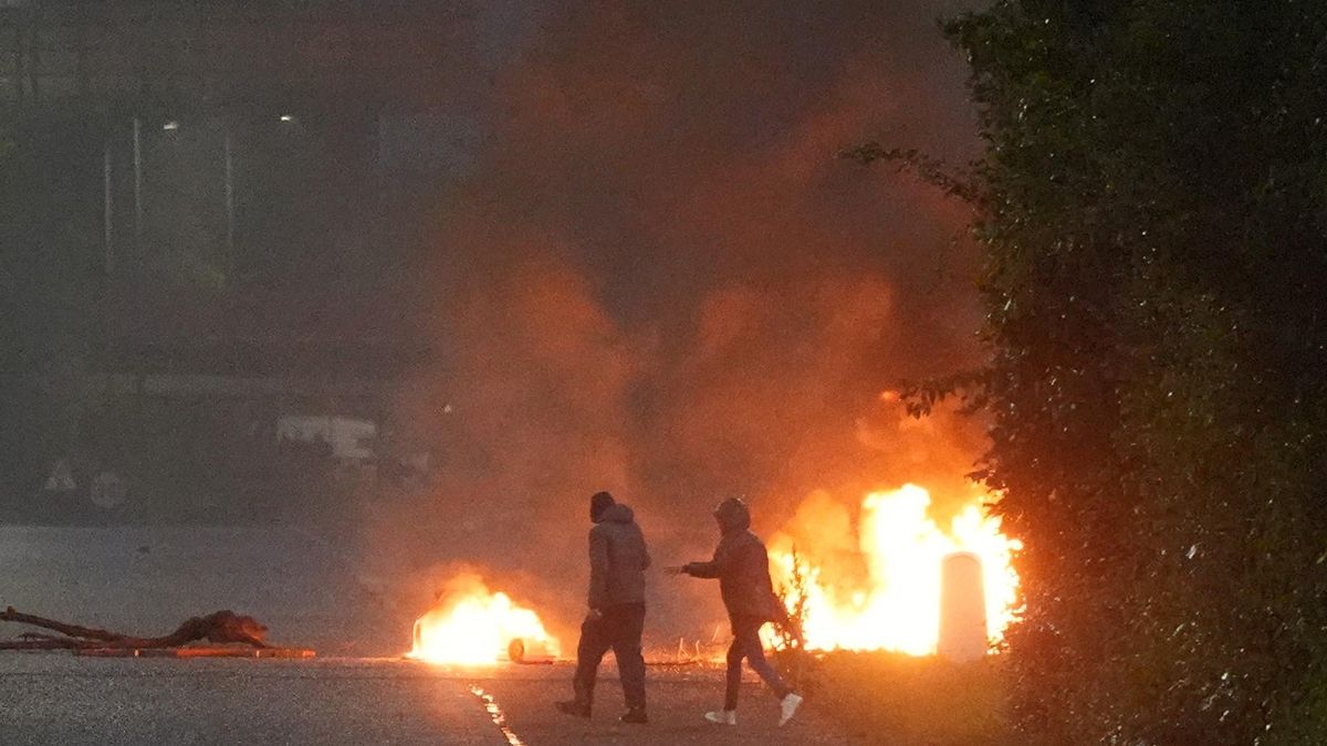 Barricadas ardiendo en una calle de Portadown, en Irlanda del Norte.