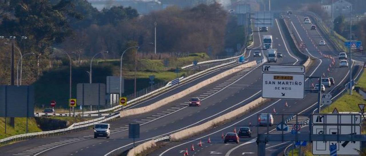 En O Salnés existe una gran movilidad laboral interna. En la imagen, la autovía.