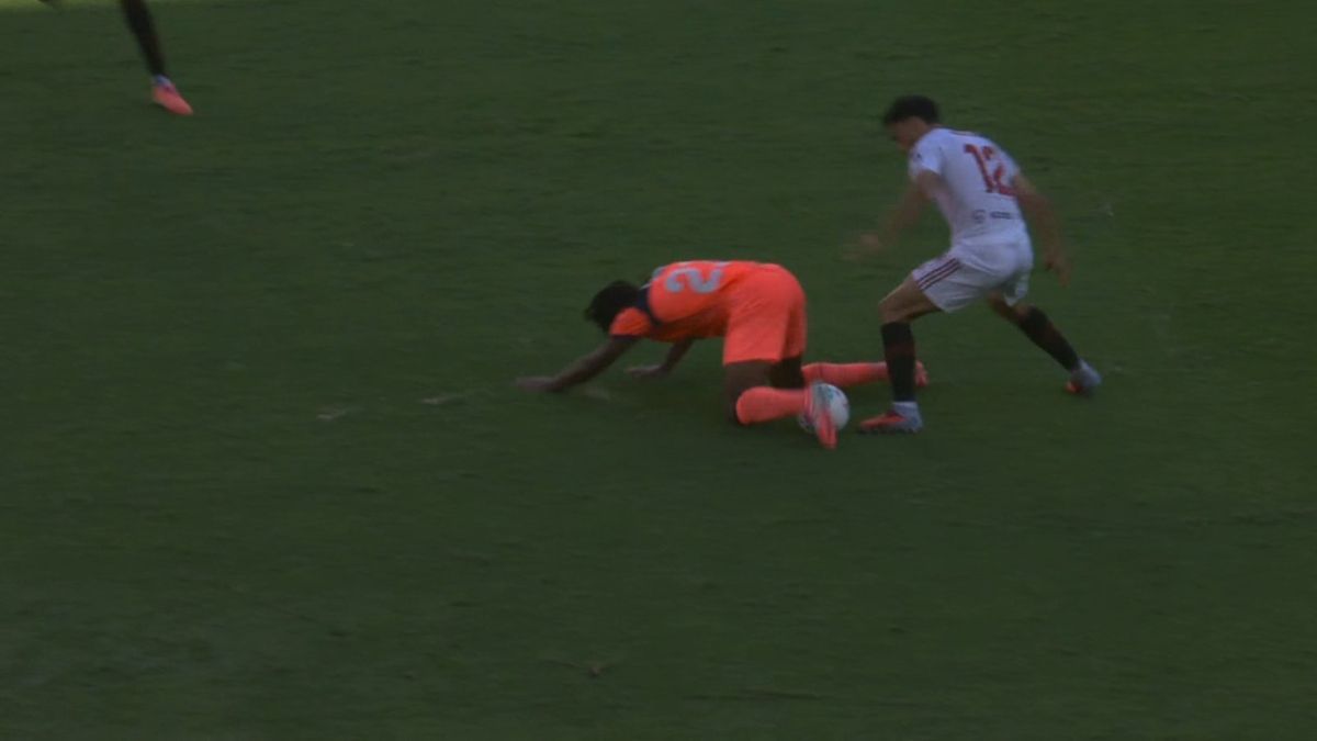 Sigue el escándalo arbitral: ¡Falta clara del sevillista Suazo a Koundé en el segundo gol!