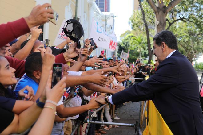 CDA101. CARACAS (VENEZUELA), 10/01/2025.- Fotografía cedida por el Palacio de Miraflores del presidente de Venezuela, Nicolás Maduro (d), saludando a seguidores a su llegada a la sede de la Asamblea Nacional (AN, Parlamento) este viernes, en Caracas (Venezuela). Maduro llegó a la AN, controlado por el chavismo, para jurar al cargo de presidente para el periodo 2025-2031, pese a las reiteradas denuncias de la oposición de que su candidato, Edmundo González Urrutia, fue el ganador de los comicios de julio. EFE/ Palacio de Miraflores /SOLO USO EDITORIAL/ SOLO DISPONIBLE PARA ILUSTRAR LA NOTICIA QUE ACOMPAÑA (CRÉDITO OBLIGATORIO). /SOLO USO EDITORIAL/ SOLO DISPONIBLE PARA ILUSTRAR LA NOTICIA QUE ACOMPAÑA (CRÉDITO OBLIGATORIO)