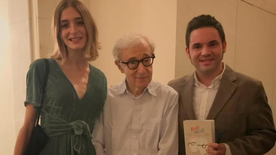 Woody Allen recibe una copia de &#039;Woody &amp; Woody&#039;, el corto mallorquín premiado en los Goya