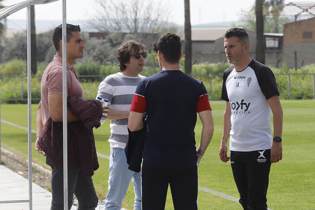 El Córdoba CF y su gran ambiente en el entrenamiento, en imágenes