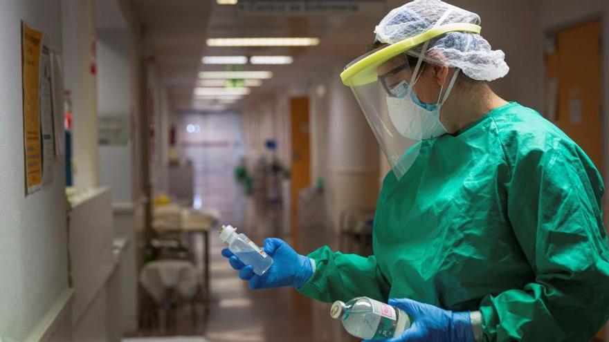 Un sanitario en un centro hospitalario.