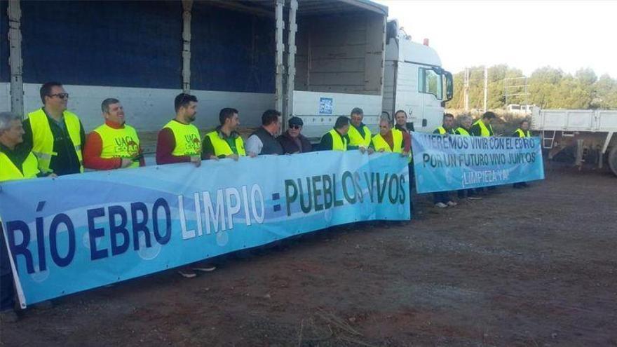 Agricultores y ganaderos protestan por la limpieza del Ebro