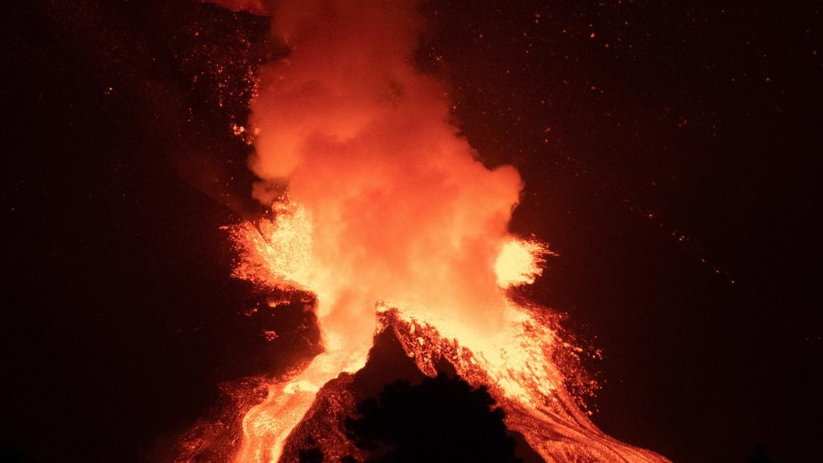 Dos terremotos de magnitud 4,5 sacuden La Palma mientras la lava está a escasos metros del mar.