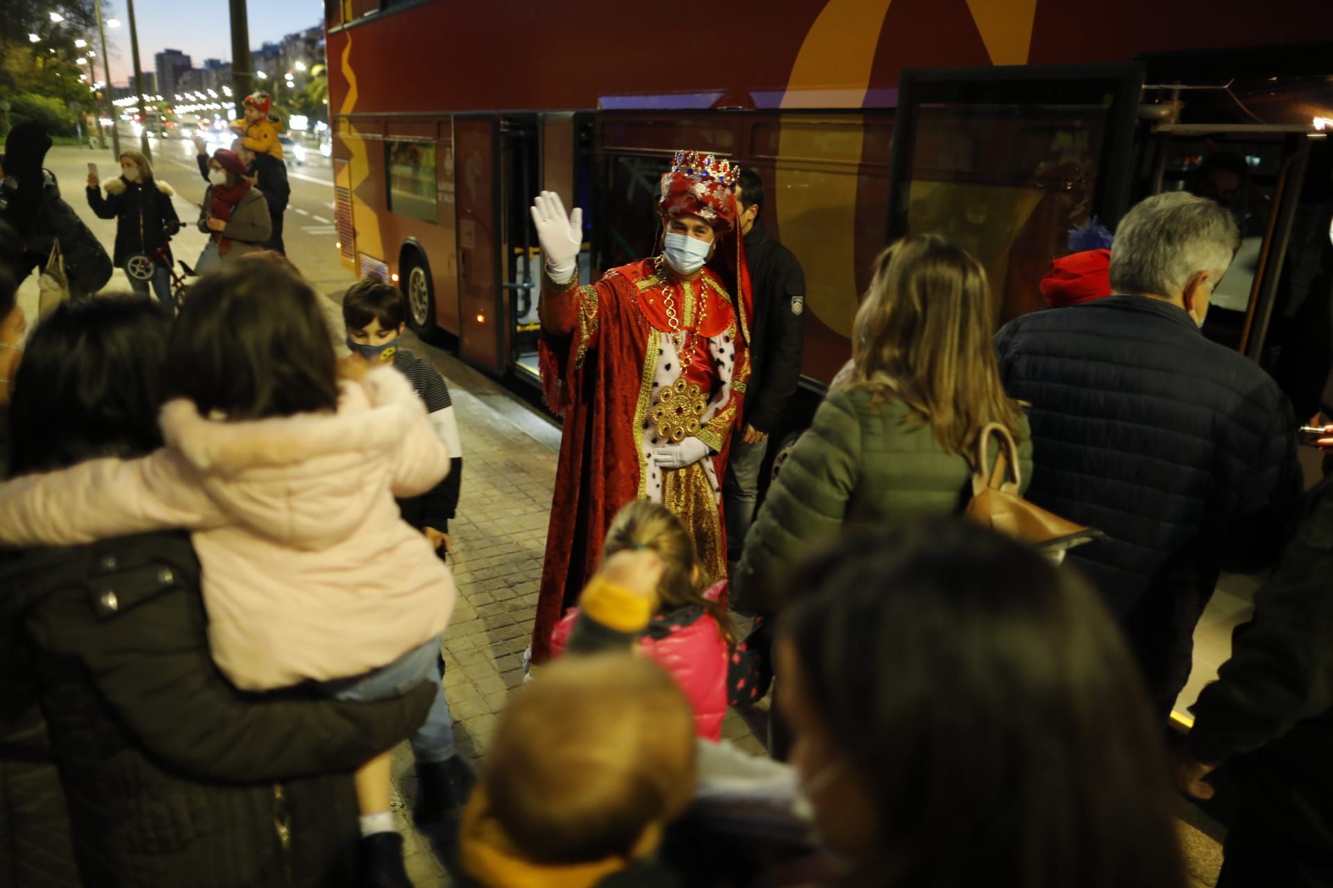 Los Reyes Magos llegan a la recepción en el Ayuntamiento de València