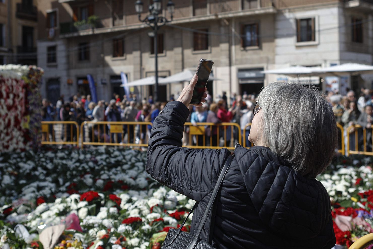 La 'otra ofrenda' a la Virgen llena la plaza tras la cremà