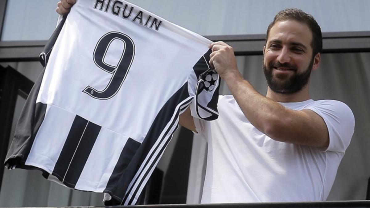 Gonzalo Higuaín exhibe la camiseta con el dorsal 9 de la Juventus