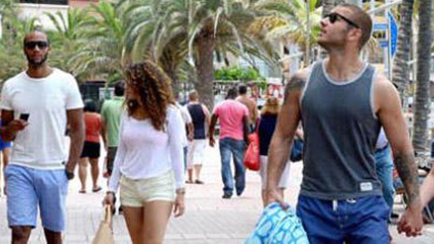 Canarias bate a falta de un mes el récord de turistas extranjeros de 2015