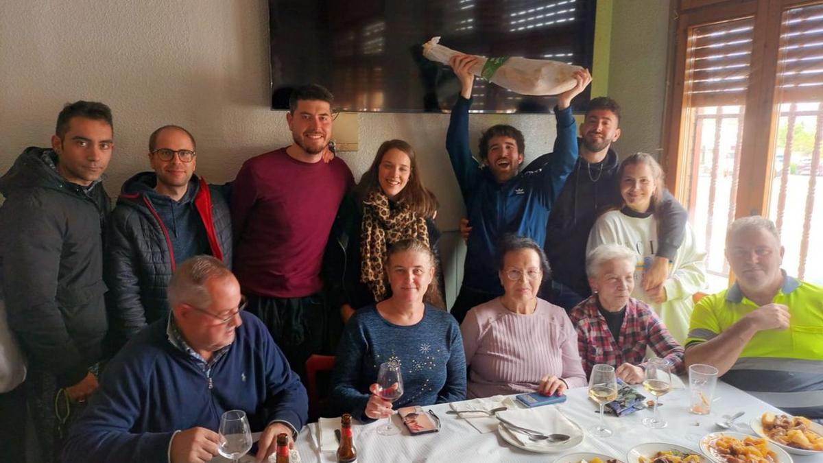 Los ganadores del concurso del rancho, con el jamón que se llevaron como premio. |