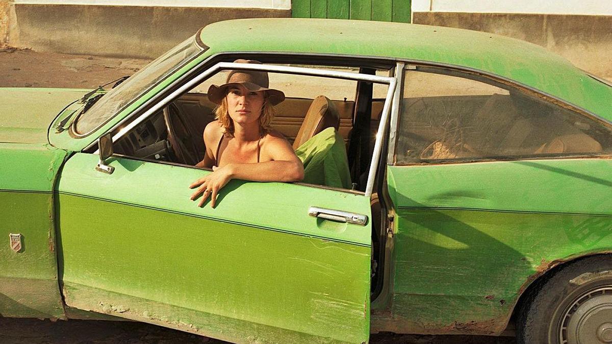 Pamela Spitz in ihrem heiß geliebten Ford Consul Coupé ‘72 auf Formentera.