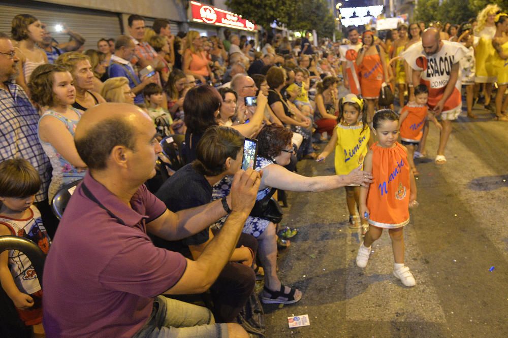 El popular desfile de la Gran Charanga en Elche reúne a más de 4.500 participantes